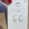 Zilveren oorring van Katwalk Silver. 