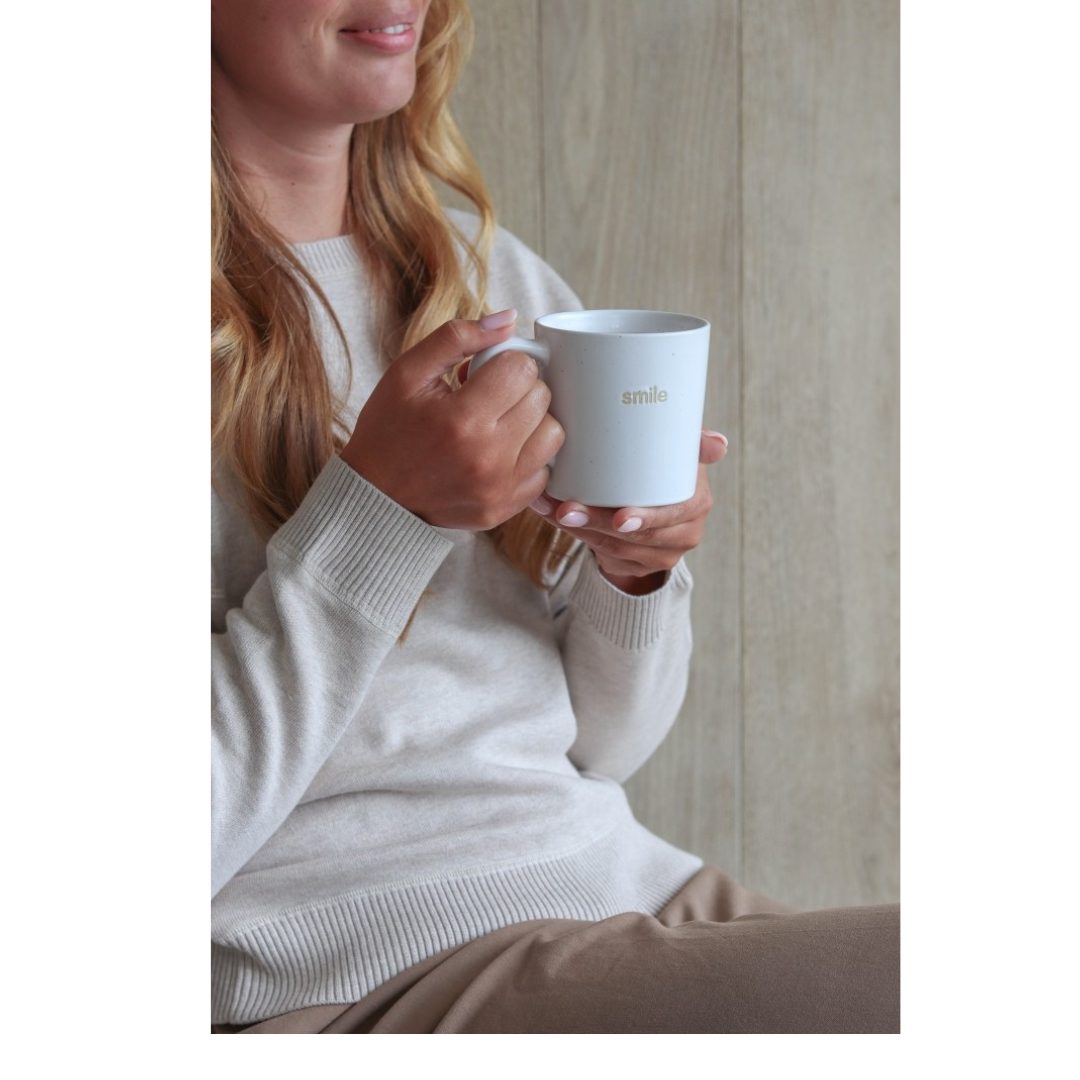 Witte mok met tekst “Smile” – 330 ml - Afbeelding 2